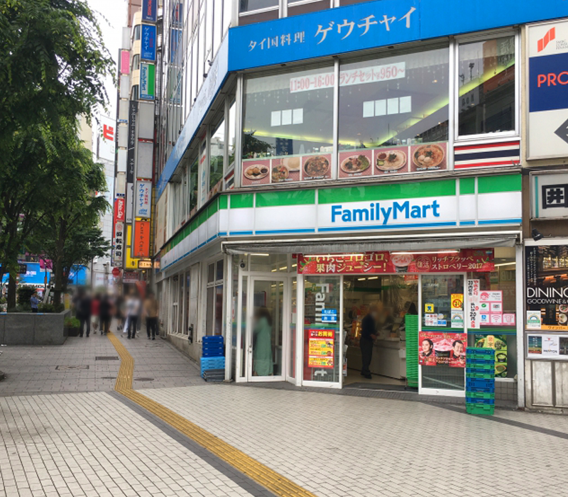 ④ファミリーマートがある通りに出たら、右に曲がり直進